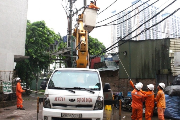 EVNHANOI khuyến cáo khách hàng chú ý các biện pháp phòng ngừa sự cố điện trong mùa mưa bão