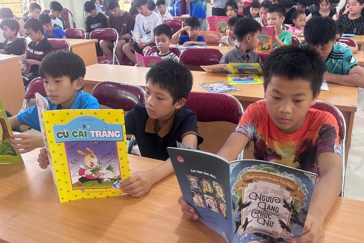 Nhà xuất bản Giáo dục Việt Nam tặng sách cho trẻ em tỉnh Cao Bằng