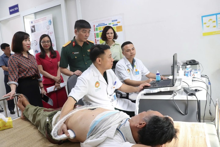 Phường Phú Diễn tư vấn sức khỏe và cấp thuốc miễn phí cho hơn 300 người có công