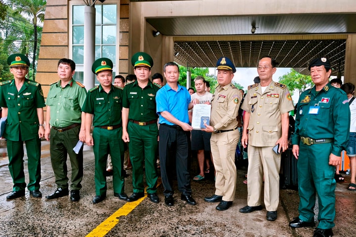 Tây Ninh: Tiếp nhận các công dân bị lừa sang Campuchia làm việc trong "công ty lừa đảo"