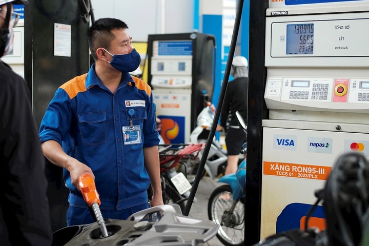 Xăng RON95-III giảm nhẹ, giá bán dưới 20.000 đồng/lít