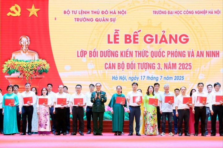 Bế giảng lớp bồi dưỡng kiến thức quốc phòng, an ninh cho đối tượng 3