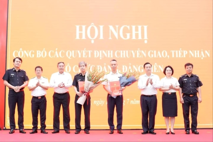 Đảng ủy UBND thành phố Hà Nội tiếp nhận 2 đảng bộ ngành Thuế, Hải quan