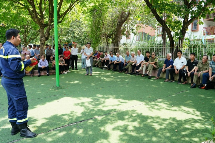 Phường Nghĩa Đô: Trang bị cho người dân kỹ năng chữa cháy, thoát nạn