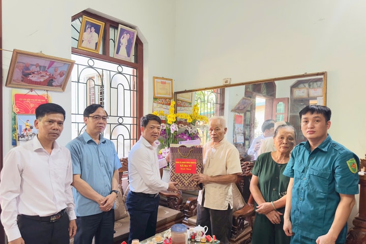 Xã Ba Vì: Thăm hỏi, tặng quà gia đình chính sách nhân Ngày Thương binh - Liệt sĩ