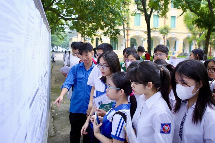 Thí sinh nộp hồ sơ trúng tuyển bổ sung lớp 10 đến 17h hôm nay (22-7)