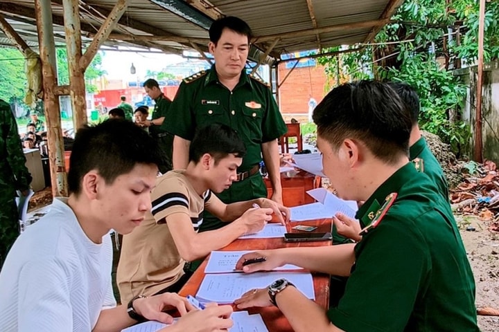 Tiếp nhận 45 công dân từ Campuchia, phát hiện 6 đối tượng có tiền án, tiền sự
