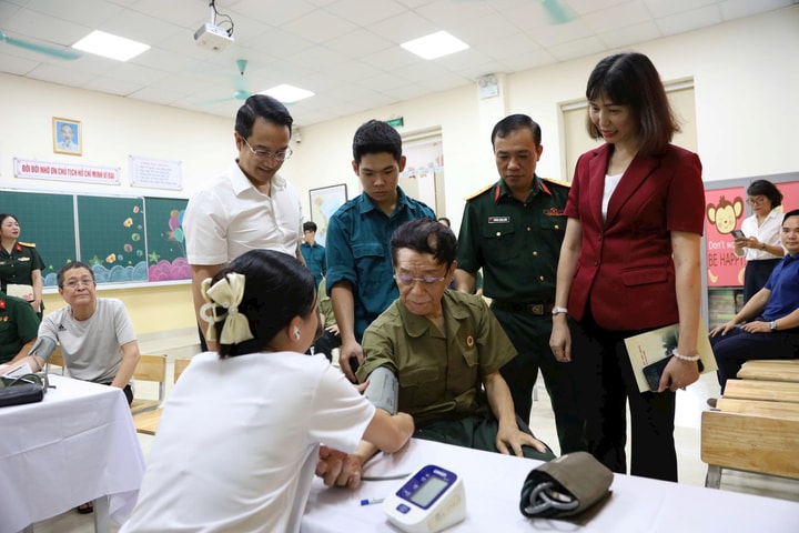 Hoàn Kiếm: Tặng quà, khám chữa bệnh, tri ân các gia đình thương binh, liệt sĩ
