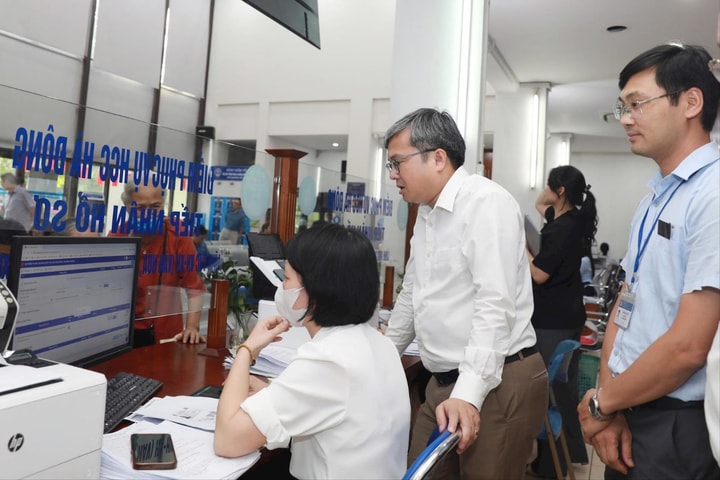 Phó Chủ tịch UBND TP Hà Nội Trương Việt Dũng kiểm tra đột xuất công tác tiếp nhận và giải quyết hồ sơ hành chính