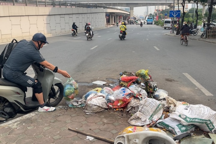 Ngổn ngang rác thải giữa Thủ đô: Bao giờ mới chấm dứt thói quen vứt rác tùy tiện?
