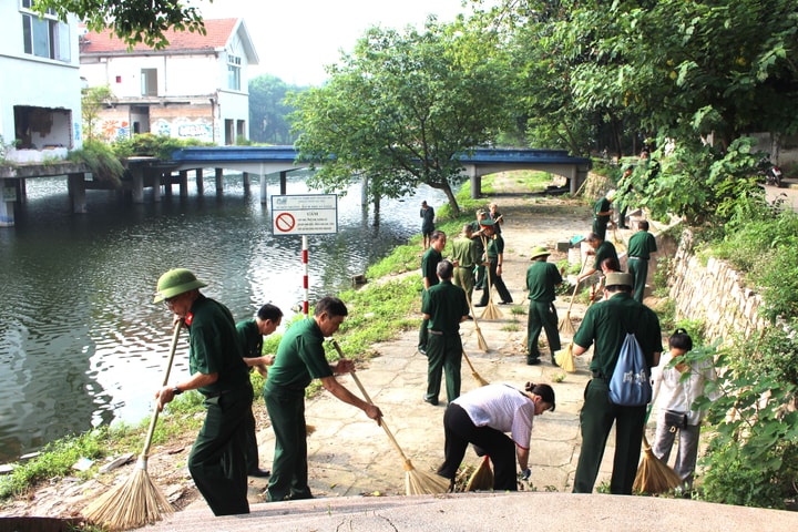 Phường Bạch Mai: Hơn 300 người dân ra quân dọn vệ sinh Công viên Võ Thị Sáu