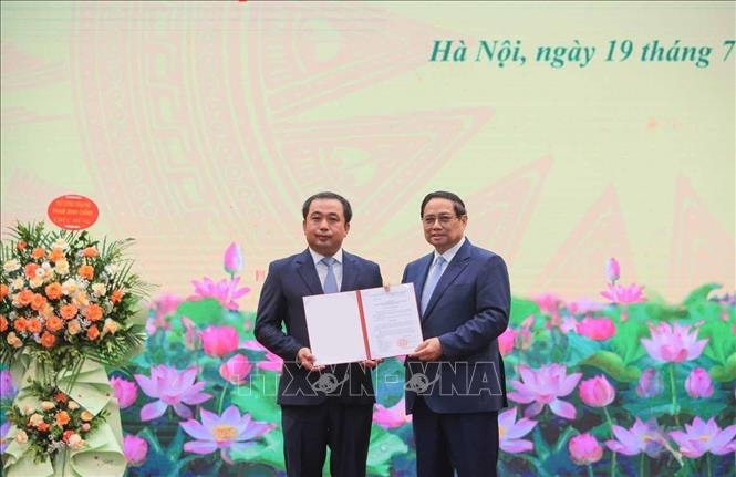 Thủ tướng trao Quyết định giao Quyền Bộ trưởng Bộ Nông nghiệp và Môi trường