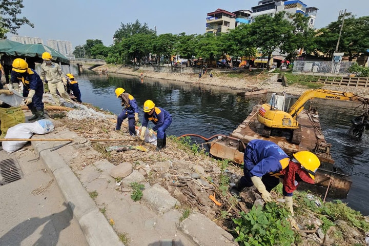 Công nhân thoát nước Hà Nội chỉnh trang hệ thống thoát nước và nạo vét bùn sông Tô Lịch