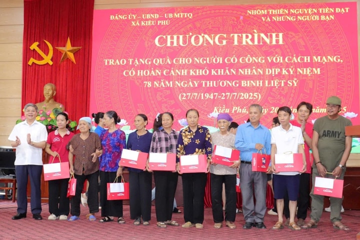 Tặng 50 suất quà cho gia đình chính sách tại xã Kiều Phú
