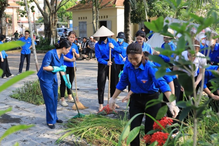 Nhân dân đồng loạt dọn dẹp cây đổ, chăm sóc nghĩa trang