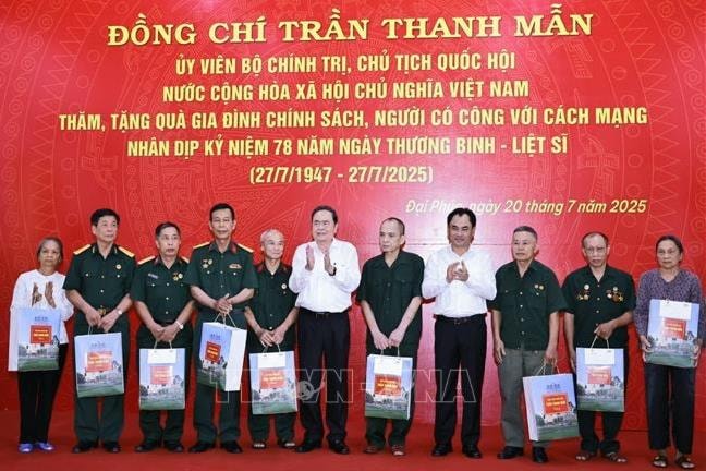 Chủ tịch Quốc hội Trần Thanh Mẫn tri ân các Anh hùng Liệt sỹ, người có công tại tỉnh Thái Nguyên