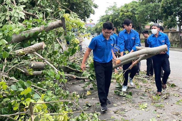 Nông dân, thanh niên xã Gia Lâm tham gia tổng vệ sinh môi trường