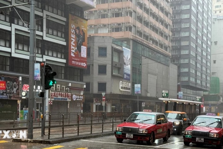 Hong Kong nâng cảnh báo bão Wipha lên mức cao nhất