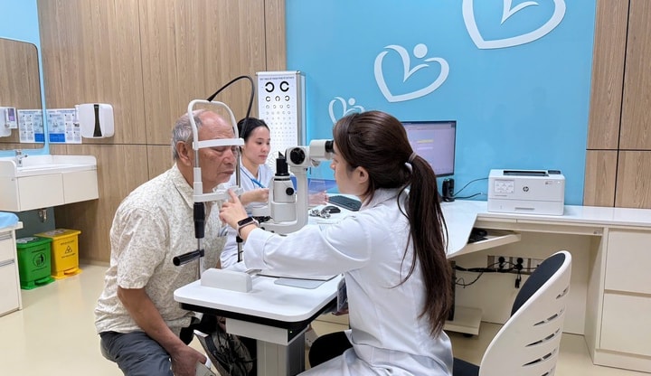 Thăm khám, cấp thuốc cho người có công phường Xuân Phương
