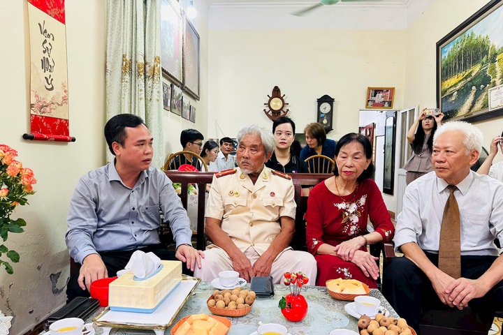 Phường Láng thăm hỏi, tri ân các gia đình chính sách