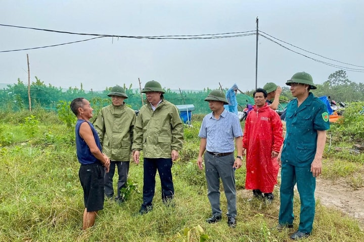 Lãnh đạo xã Ô Diên kiểm tra công tác phòng, chống bão số 3