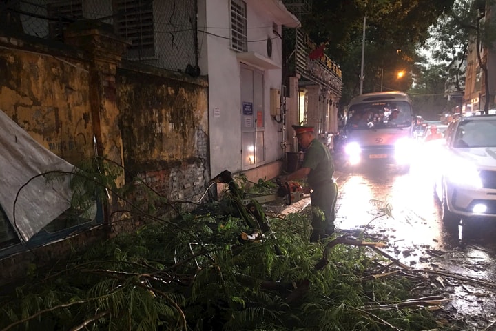 Tây Hồ kích hoạt phương án "4 tại chỗ" phòng, chống bão Wipha