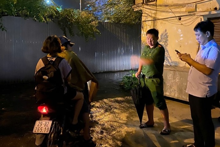 Phường Giảng Võ di dời 10 hộ dân nhà G6A đến nơi tạm trú an toàn