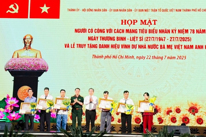 TP Hồ Chí Minh: Họp mặt 185 người có công với cách mạng tiêu biểu
