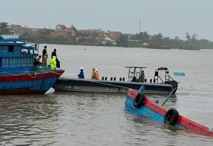 Quảng Ninh: Kịp cứu 9 người trên chiếc thuyền bị lật do gió bão