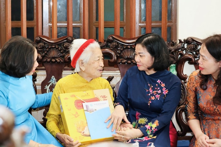 Chủ tịch Hội LHPN Việt Nam Nguyễn Thị Tuyến tri ân người có công, gia đình chính sách tại Hà Nội