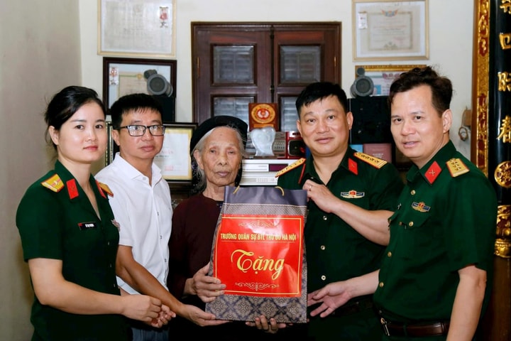 Trường Quân sự Bộ Tư lệnh Thủ đô Hà Nội thăm, tặng quà Bà mẹ Việt Nam anh hùng