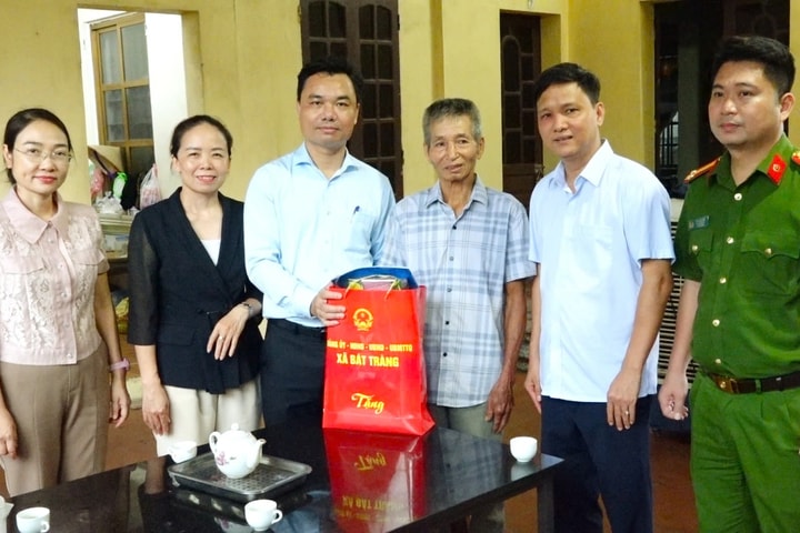 Lãnh đạo xã Bát Tràng thăm, tặng quà gia đình chính sách