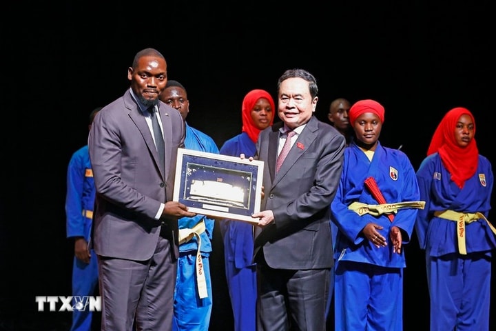 Chủ tịch Quốc hội Trần Thanh Mẫn và Phu nhân thăm Câu lạc bộ Vovinam tại Senegal