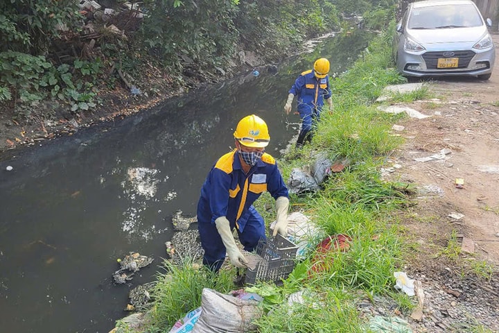 Rác thải tràn ngập nhiều kênh mương tại Hà Nội: Khơi thông các dự án cống hóa