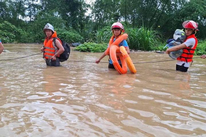 Công an Thanh Hóa, Nghệ An dầm mưa cứu dân vùng lũ