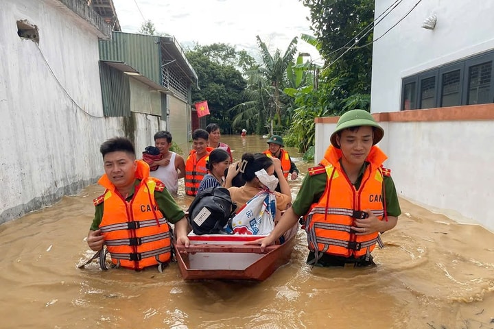 Công an Nghệ An căng sức giúp dân khắc phục hậu quả cơn bão số 3