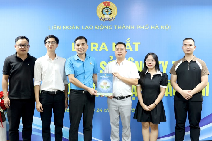 Người lao động phấn khởi gia nhập tổ chức Công đoàn
