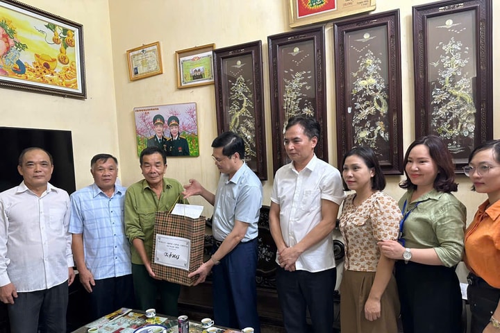Xã Ngọc Hồi thăm, tặng quà Bà mẹ Việt Nam Anh hùng, người có công
