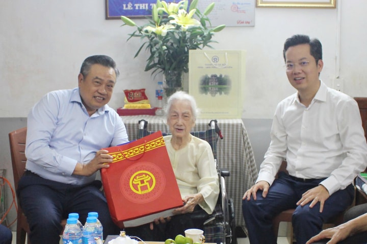 Chủ tịch UBND thành phố Hà Nội Trần Sỹ Thanh thăm, tặng quà người có công