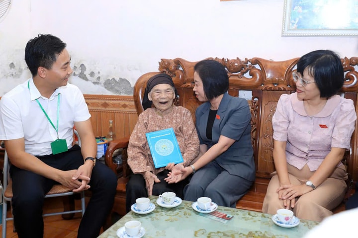 Phó Chủ tịch HĐND thành phố Phạm Thị Thanh Mai thăm, tặng quà người có công xã Minh Châu