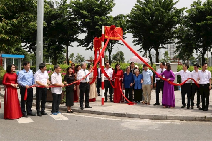 Phường Dương Nội gắn biển tên 2 tuyến phố Phạm Khắc Hòe và Phan Hiền