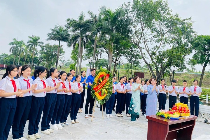 Các phường Việt Hưng, Long Biên, Phúc Lợi, Bồ Đề tưởng niệm các Anh hùng liệt sĩ