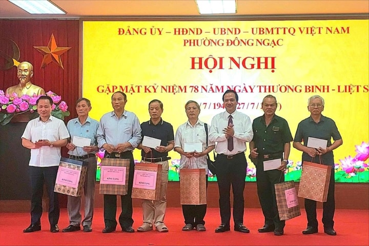 Phường Đông Ngạc tặng 200 suất quà cho các thương binh, gia đình chính sách