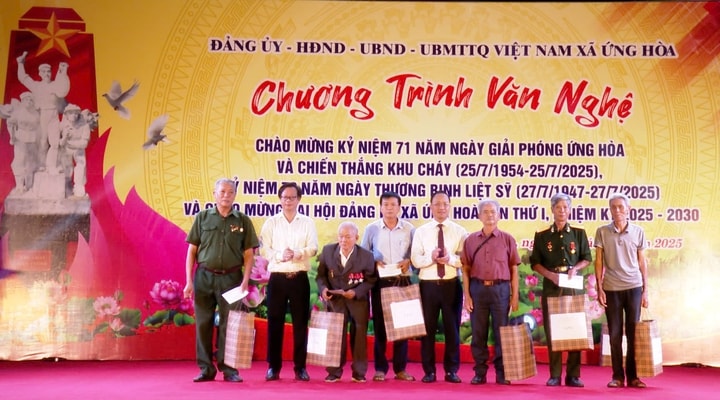 Xã Ứng Hòa tổ chức thắp nến tri ân và kỷ niệm 71 năm Chiến thắng Khu Cháy