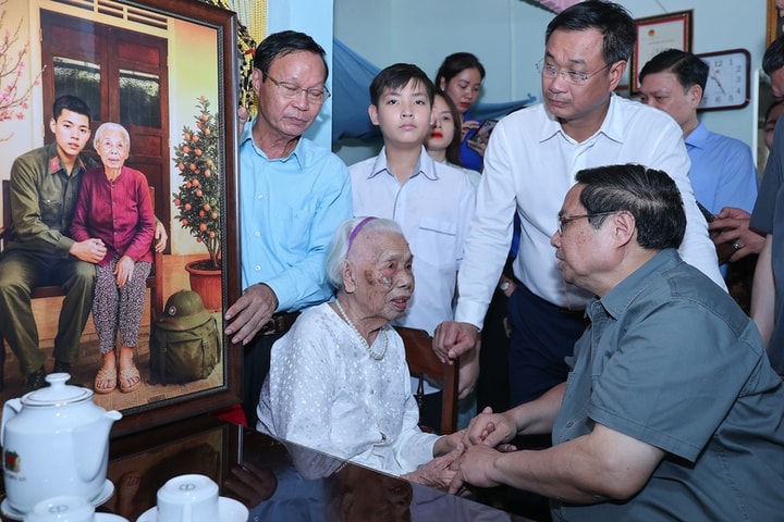 Thủ tướng Phạm Minh Chính tri ân các lãnh đạo tiền bối và người có công với cách mạng tại Quảng Trị và Huế