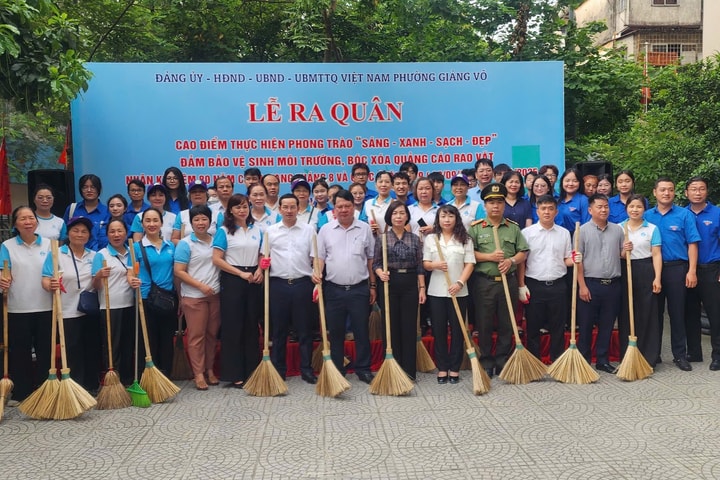 Phường Giảng Võ ra quân cao điểm vệ sinh môi trường