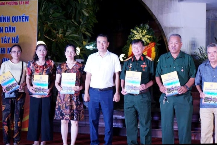 Phường Tây Hồ thắp nến tri ân tưởng niệm các anh hùng, liệt sĩ