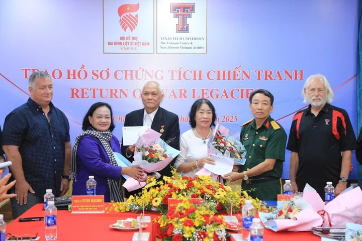 Trao Hồ sơ chứng tích chiến tranh cho thân nhân liệt sĩ