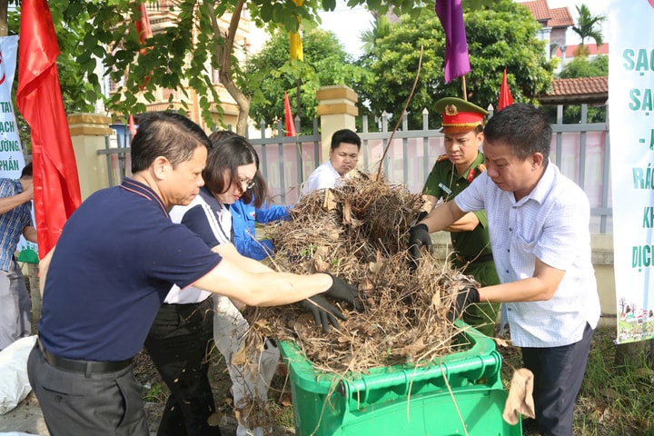 Xã Yên Lãng xử lý hàng chục tấn rác thải trong ngày tổng vệ sinh môi trường