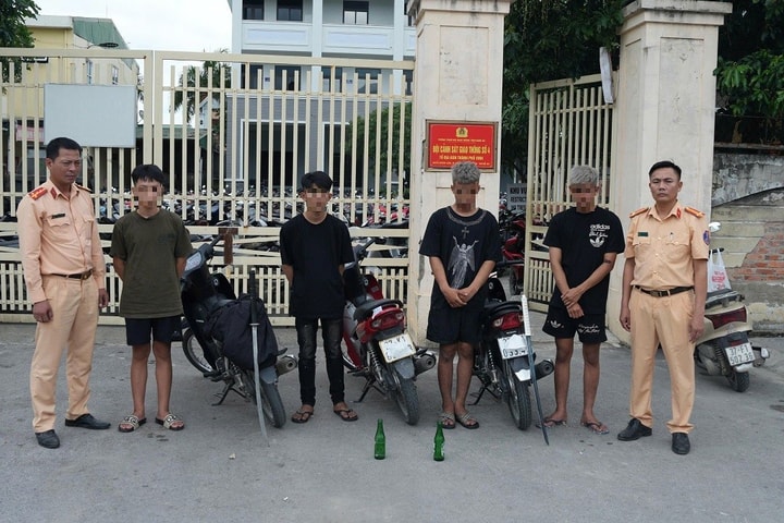 Nghệ An: Bắt giữ nhóm đối tượng điều khiển xe mô tô tháo biển số, mang theo hung khí